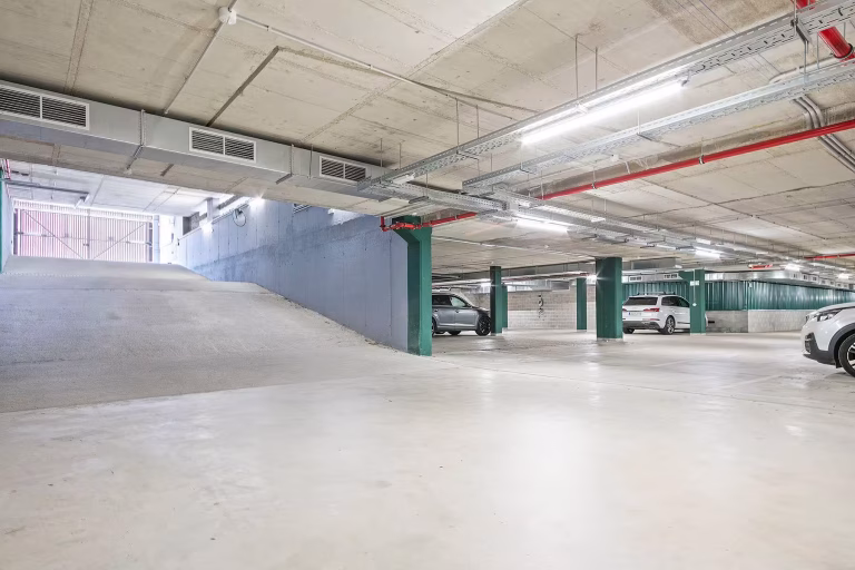 Parkking rampa de instalaciones integrales en promoción residencial en Finestrelles por Benmitsu