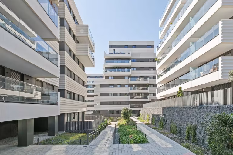 Exteriores tres edificios de instalaciones integrales en promoción residencial en Finestrelles por Benmitsu