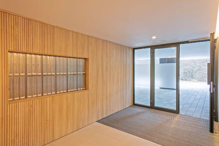Entrada recepción de instalaciones integrales en promoción residencial en Finestrelles por Benmitsu