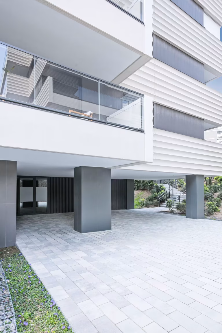 Detalle exteriores de instalaciones integrales en promoción residencial en Finestrelles por Benmitsu