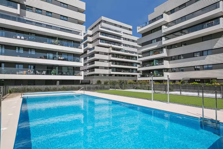 Piscina y exteriores de instalaciones integrales en promoción residencial en Finestrelles por Benmitsu