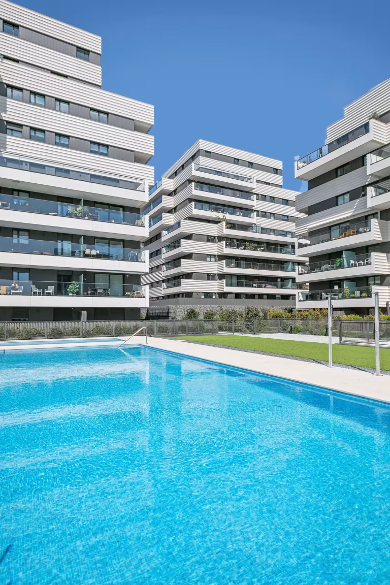 Piscina y exteriores de instalaciones integrales en promoción residencial en Finestrelles por Benmitsu