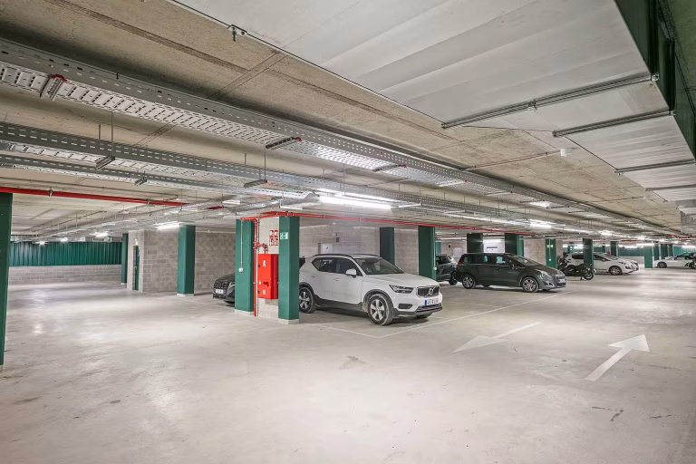 Parking del proyecto de instalaciones integrales en promoción residencial en Finestrelles por Benmitsu
