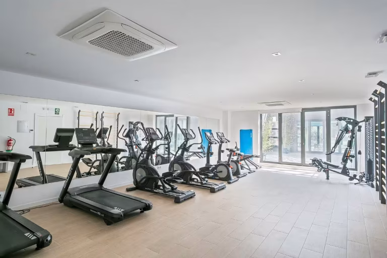 Gimnasio del proyecto de instalaciones integrales en promoción residencial en Finestrelles por Benmitsu