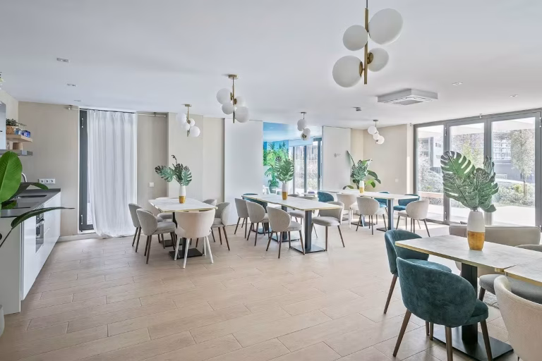 Sala decorada del proyecto de instalaciones integrales en promoción residencial en Finestrelles por Benmitsu