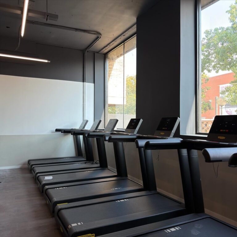 Instalaciones integrales en centro deportivo SynerGym en El Prat de Llobregat (Barcelona) por BENMITSU