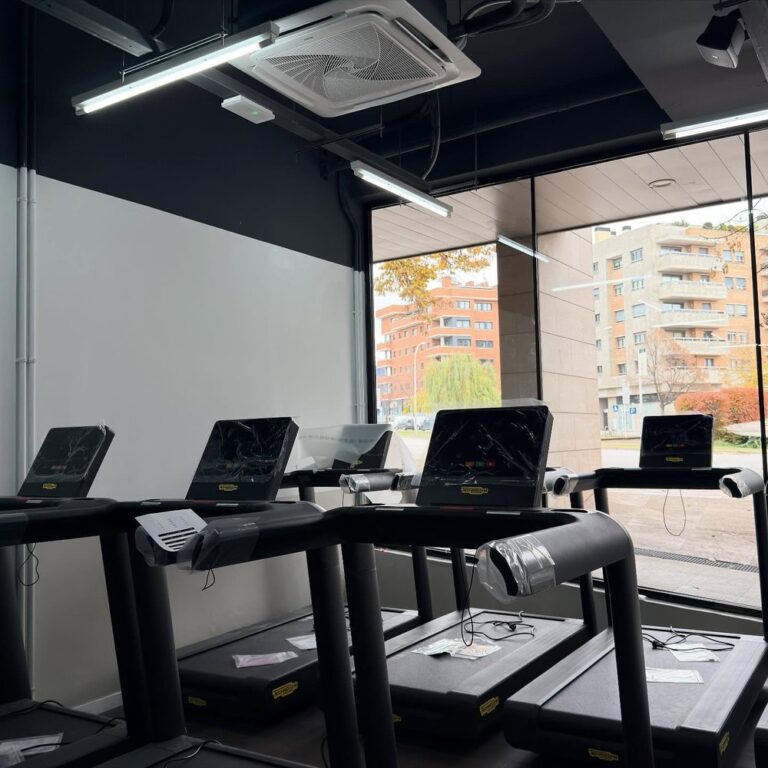 Instalaciones integrales en centro deportivo SynerGym en Vic (Barcelona) por BENMITSU